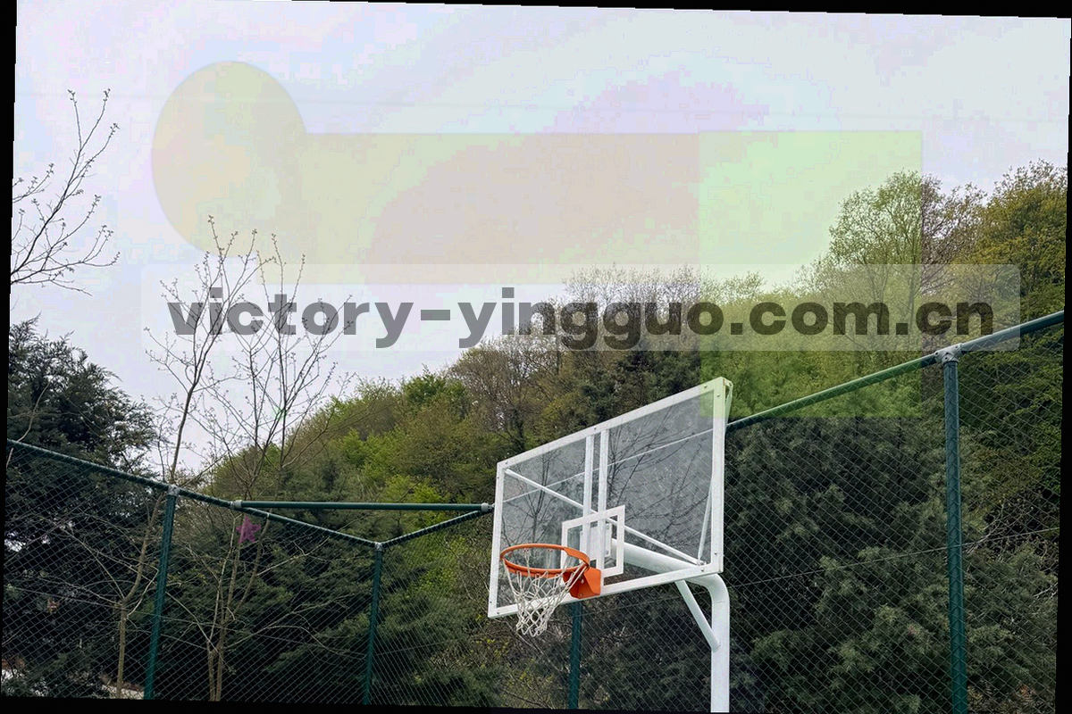 服务人员提着工具包站在住宅门口准备入户，浅景深，背景是常见的住宅走廊与暖光
